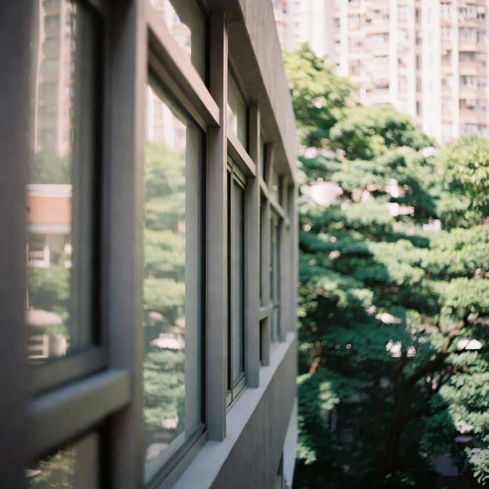 晴朗炎熱夏天住宅鋁窗 夏季高溫強光環境 颱風季節前鋁窗自檢示範