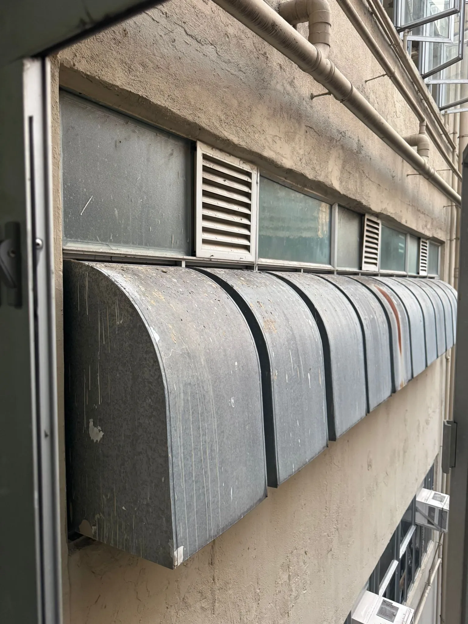 香港工業大廈外觀 工業大廈強制驗窗MWIS 學校及非住宅樓宇鋁窗檢驗