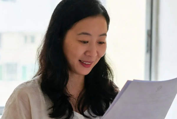 一位女士手持屋宇署強制驗窗通知書,展示樓齡10年私人住宅業主收到法定驗窗通知的真實情境,提醒業主按時準備驗窗及避免罰款