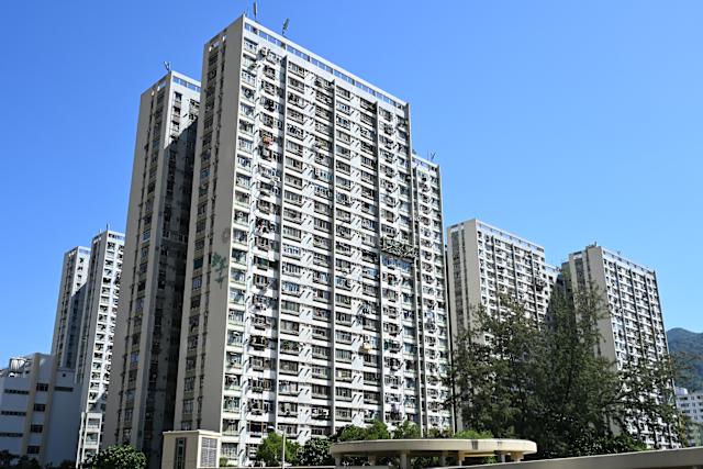 香港公屋大廈外觀照片，展示舊式鐵窗需要更換為鋁窗的情況，公屋換窗工程常見場景，涵蓋鐵窗換鋁窗費用及流程指南