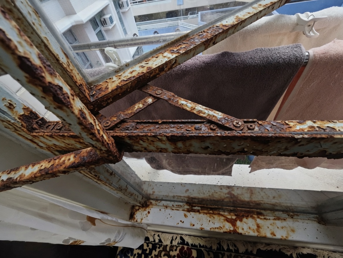 香港常見的鋁窗窗鉸嚴重生鏽損壞情況，窗鉸金屬腐蝕嚴重